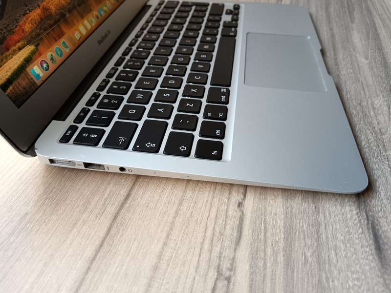 MacBook Air (11-inch, 2015) + Free Laptop Bag