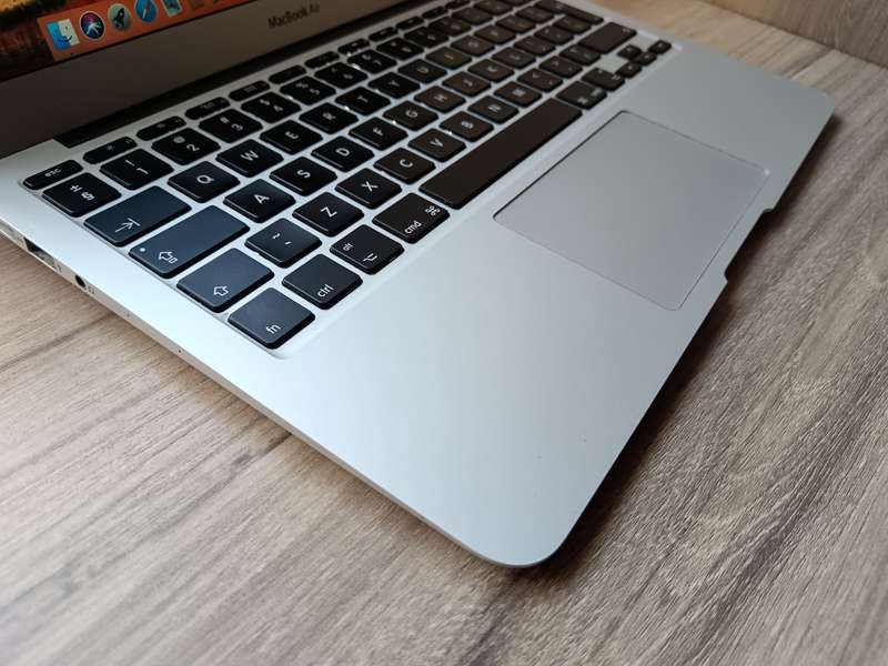 MacBook Air (11-inch, 2015) + Free Laptop Bag