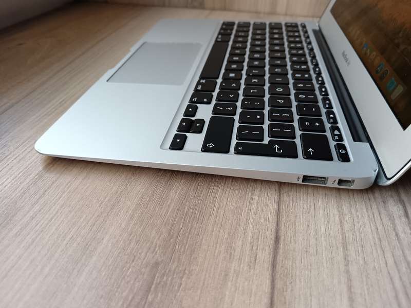 MacBook Air (11-inch, 2015) + Free Laptop Bag