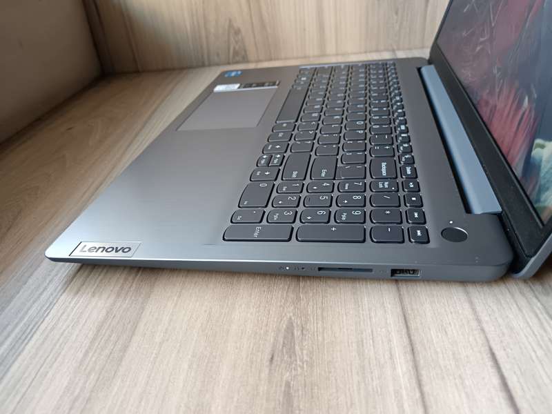 Lenovo IdeaPad Slim 3i Intel Core i5-12th Gen + Free Laptop Bag