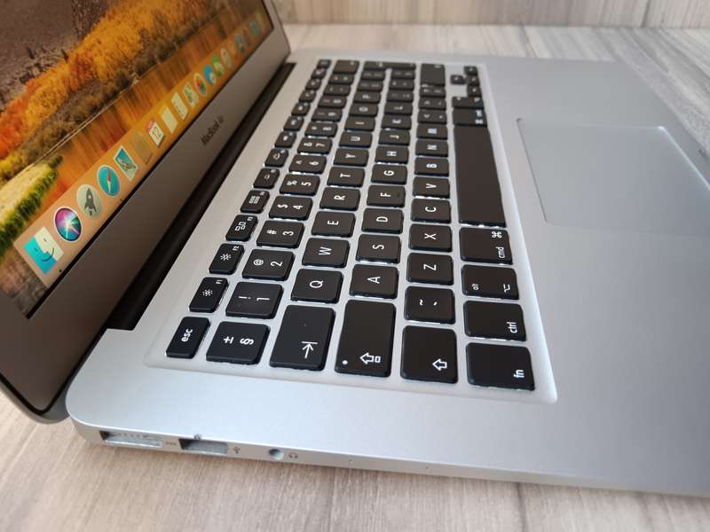 MacBook Air (13-inch, Mid 2013) + Free Laptop Bag