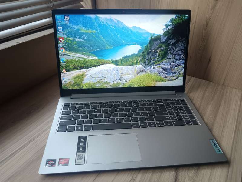 Lenovo IdeaPad 1 AMD Ryzen 3 7320U + Free Laptop Bag