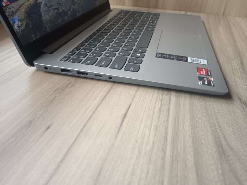 Lenovo IdeaPad 1 AMD Ryzen 3 7320U + Free Laptop Bag