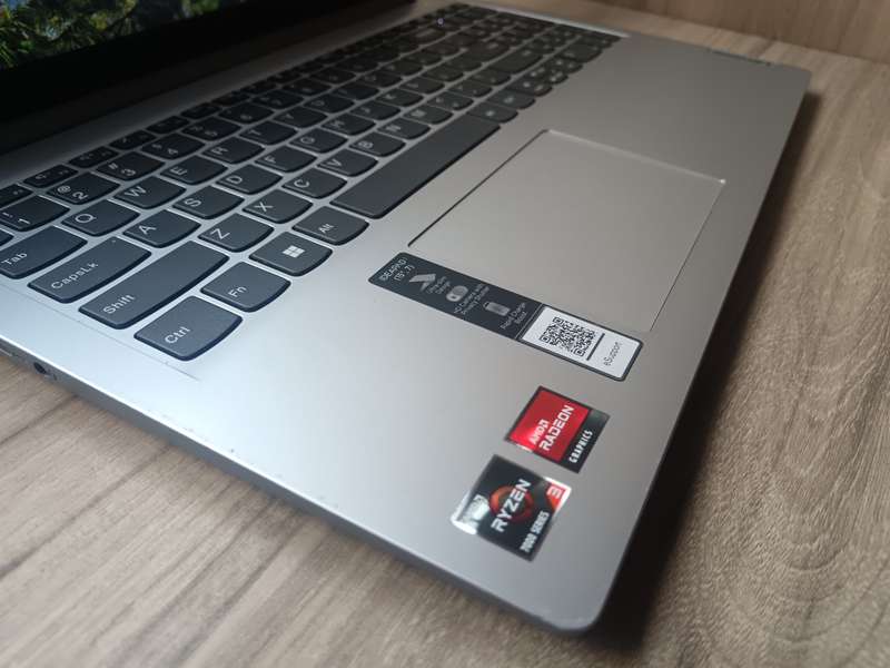 Lenovo IdeaPad 1 AMD Ryzen 3 7320U + Free Laptop Bag
