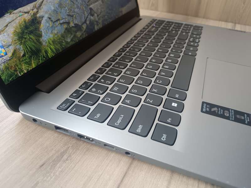 Lenovo IdeaPad 1 AMD Ryzen 3 7320U + Free Laptop Bag