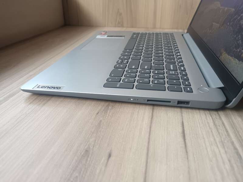 Lenovo IdeaPad 1 AMD Ryzen 3 7320U + Free Laptop Bag