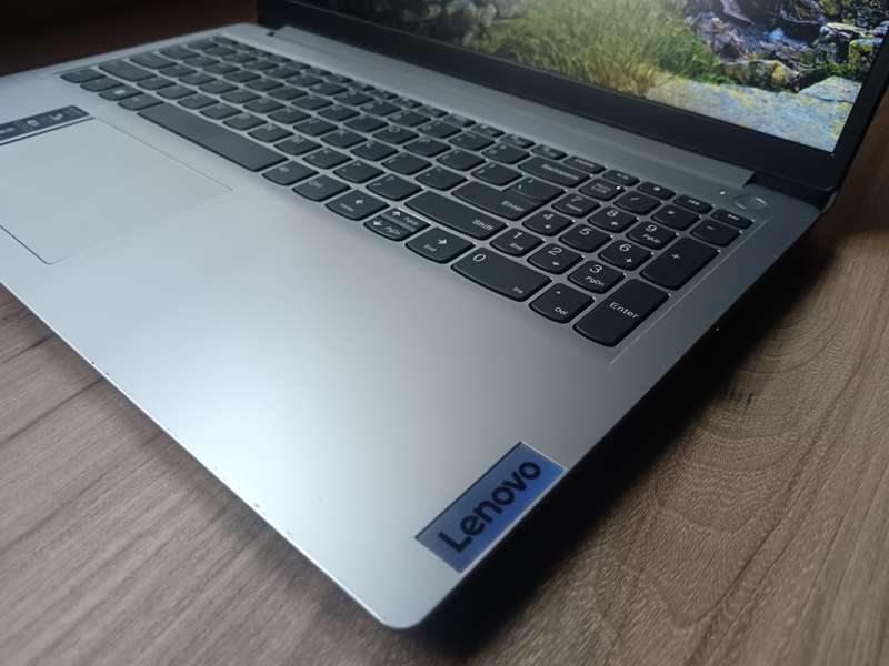 Lenovo IdeaPad 1 AMD Ryzen 3 7320U + Free Laptop Bag