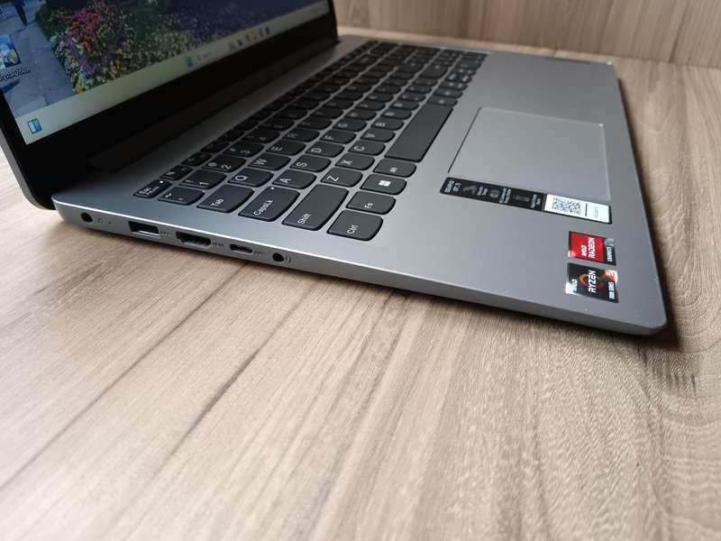 Lenovo IdeaPad 1 AMD Ryzen 5 7520U + Free Laptop Bag