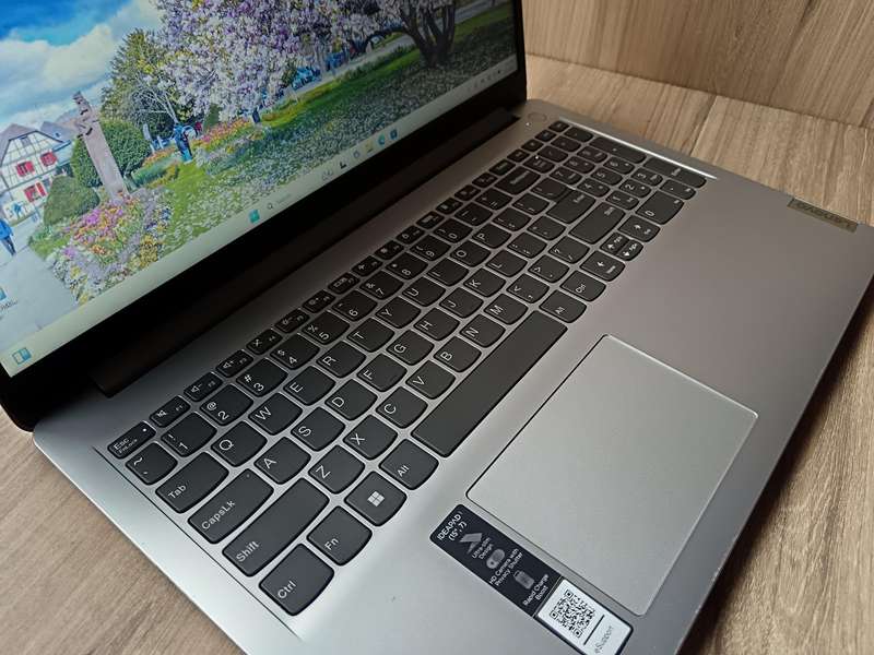 Lenovo IdeaPad 1 AMD Ryzen 5 7520U + Free Laptop Bag