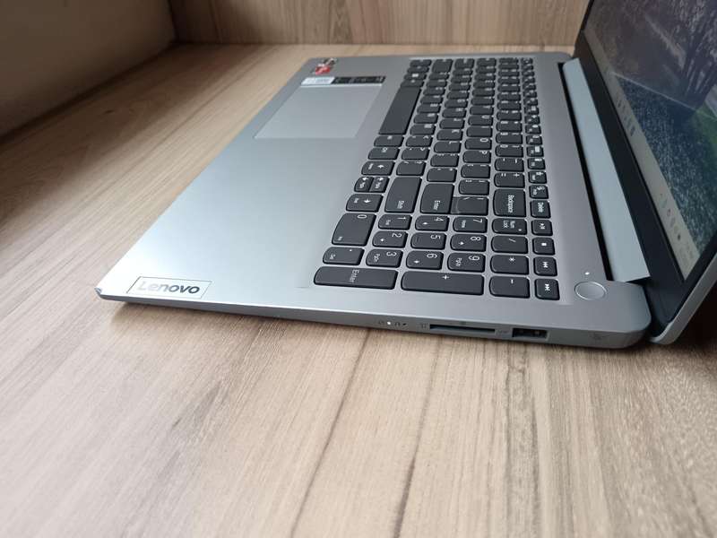 Lenovo IdeaPad 1 AMD Ryzen 5 7520U + Free Laptop Bag
