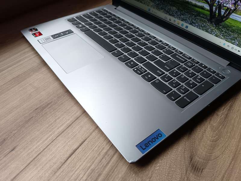 Lenovo IdeaPad 1 AMD Ryzen 5 7520U + Free Laptop Bag