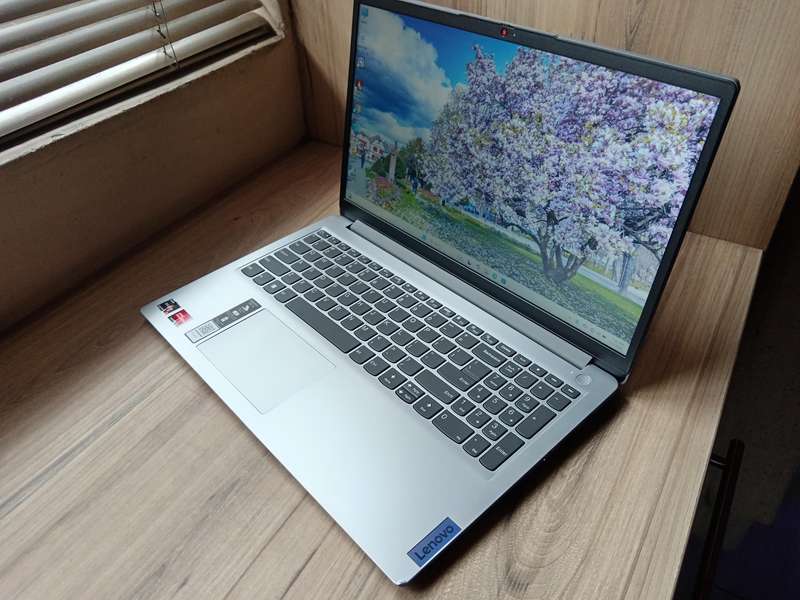 Lenovo IdeaPad 1 AMD Ryzen 5 7520U + Free Laptop Bag
