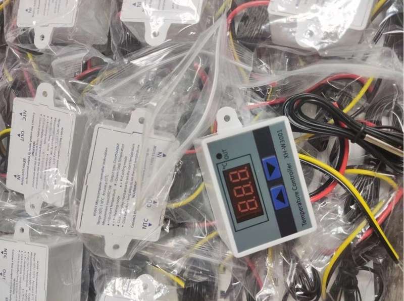 Digital Temperature Controller with LCD Display XH-W3001