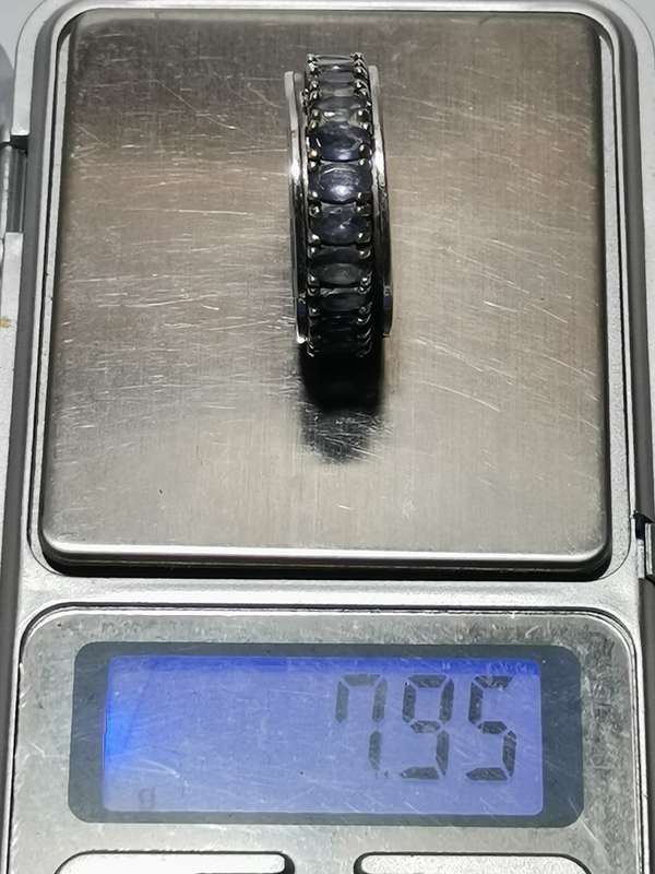 BEAUTIFUL SILVER MOVING RING WITH TANZANITE LIKE STONES AND HEART MOTIF. WEIGHT: 7.95 GRAMS.