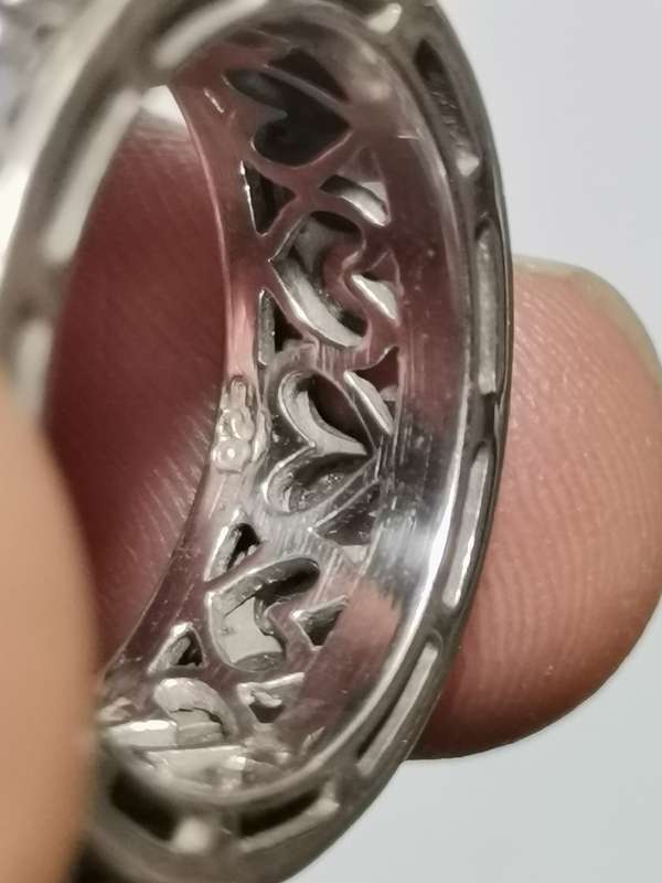 BEAUTIFUL SILVER MOVING RING WITH TANZANITE LIKE STONES AND HEART MOTIF. WEIGHT: 7.95 GRAMS.