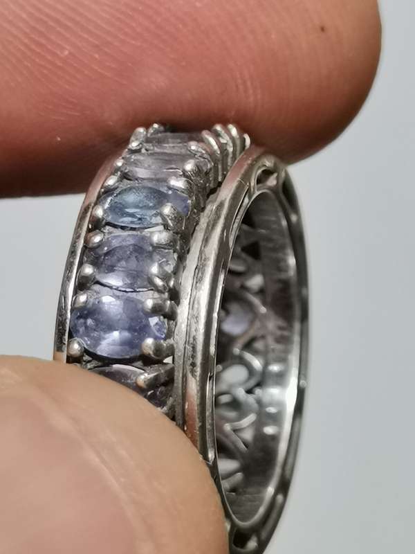 BEAUTIFUL SILVER MOVING RING WITH TANZANITE LIKE STONES AND HEART MOTIF. WEIGHT: 7.95 GRAMS.