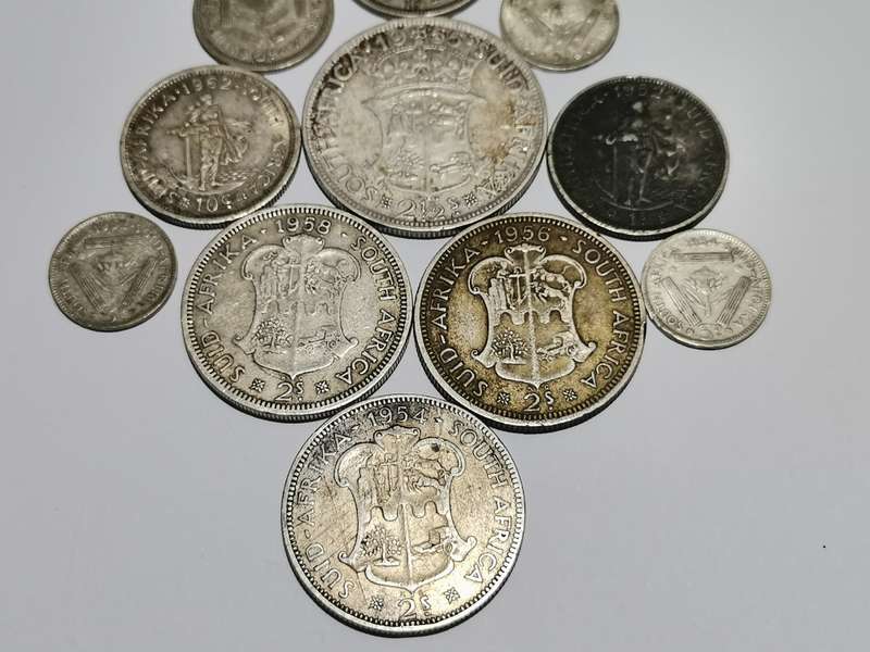 COLLECTION OF SA UNION 50% SILVER COINS. WEIGHT: 71.06 GRAMS.