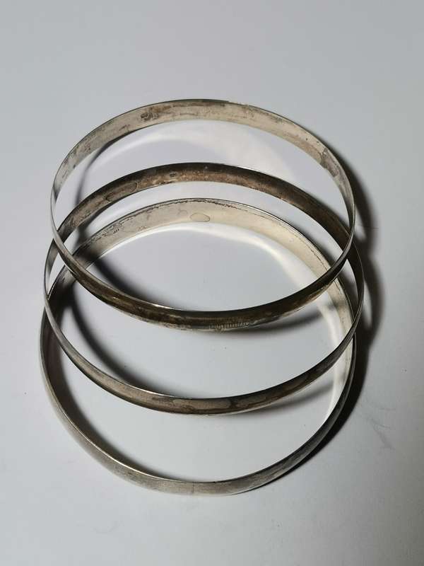 3 X .925 SIVER BANGLES. STAMPED. TOTAL WEIGHT: 34.11 GRAMS. ONE BID TAKES ALL.