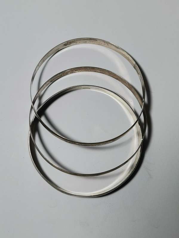 3 X .925 SIVER BANGLES. STAMPED. TOTAL WEIGHT: 34.11 GRAMS. ONE BID TAKES ALL.