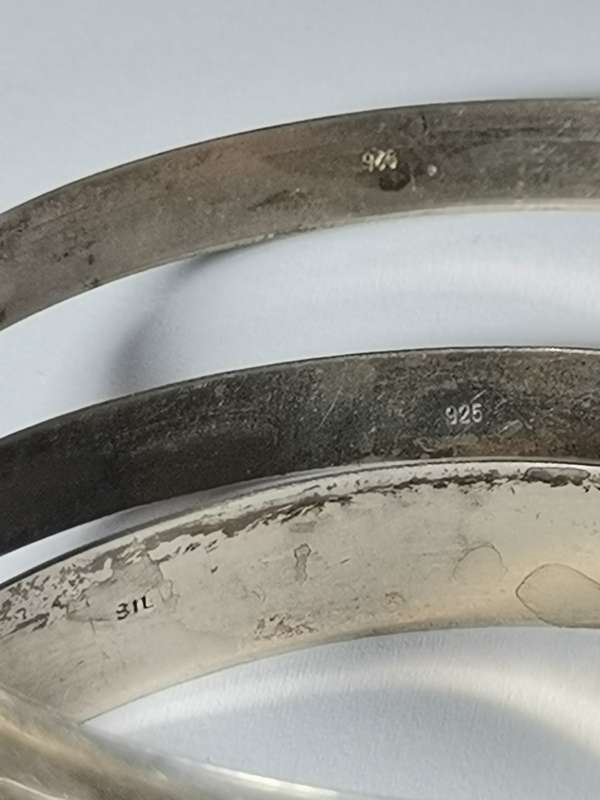 3 X .925 SIVER BANGLES. STAMPED. TOTAL WEIGHT: 34.11 GRAMS. ONE BID TAKES ALL.