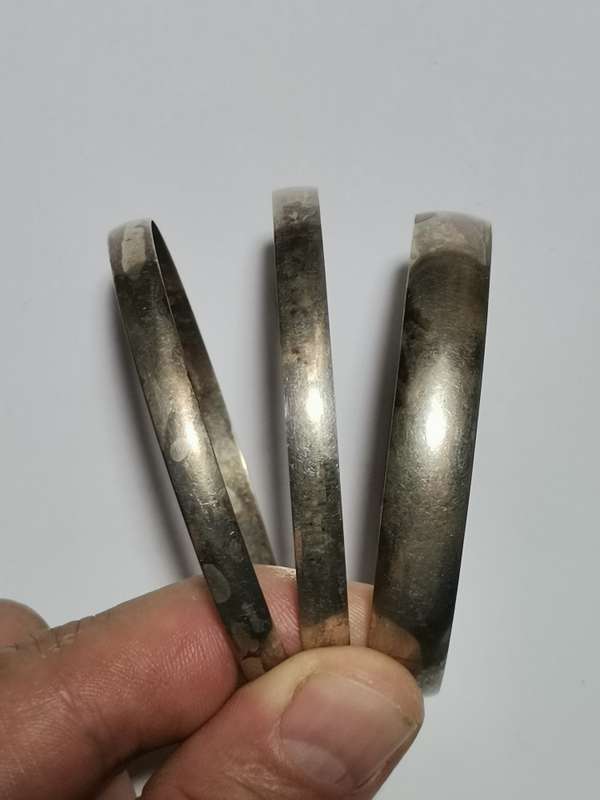 3 X .925 SIVER BANGLES. STAMPED. TOTAL WEIGHT: 34.11 GRAMS. ONE BID TAKES ALL.