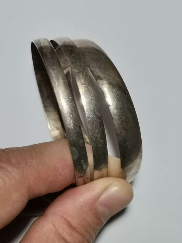 3 X .925 SIVER BANGLES. STAMPED. TOTAL WEIGHT: 34.11 GRAMS. ONE BID TAKES ALL.