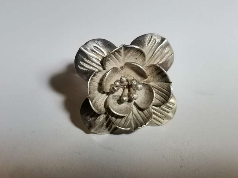 HUGE AND BEAUTIFUL SILVER FLOWER RING. WEIGHT: 11.80 GRAMS. STAMPED.