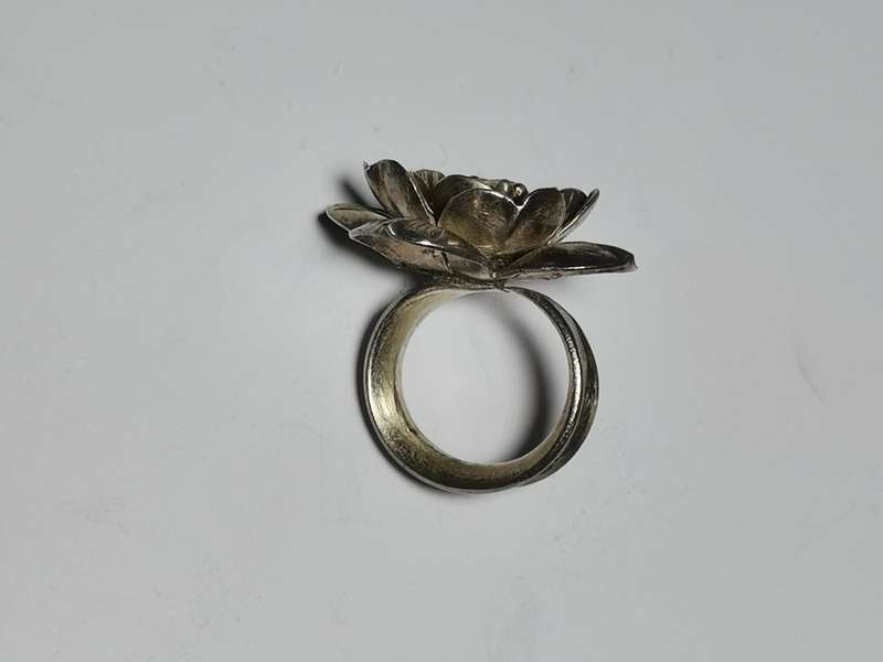 HUGE AND BEAUTIFUL SILVER FLOWER RING. WEIGHT: 11.80 GRAMS. STAMPED.