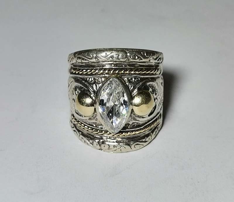 HEAVY, BEAUTIFUL SILVER RING WITH GOLD HUE. WEIGHT: 15.68 GRAMS. STAMPED.