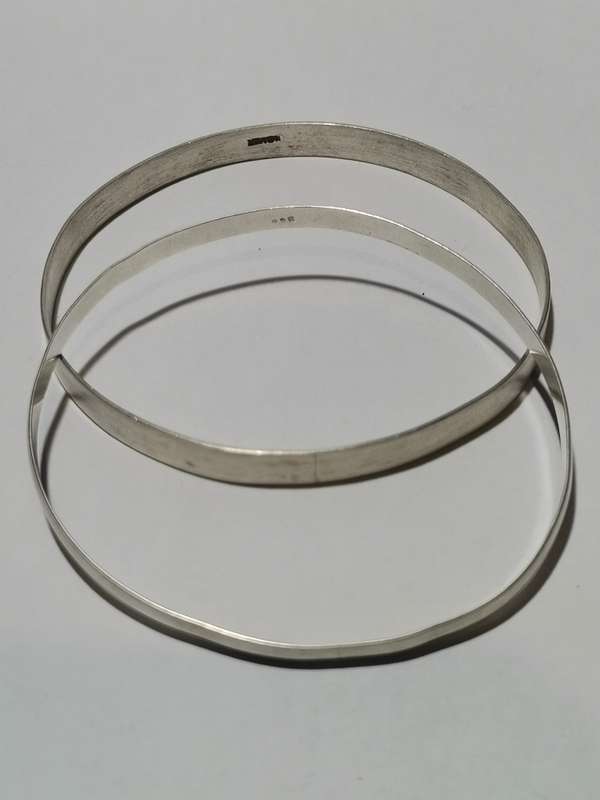 2 X .925 SIVER BANGLES. STAMPED. TOTAL WEIGHT: 17.30 GRAMS. ONE BID TAKES BOTH.