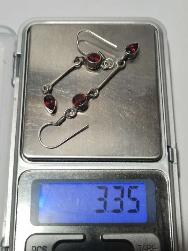 A PAIR OF RED STONE DANGLING 925 SIVER EARRINGS. STAMPED. TOTAL WEIGHT: 3.35 GRAMS.