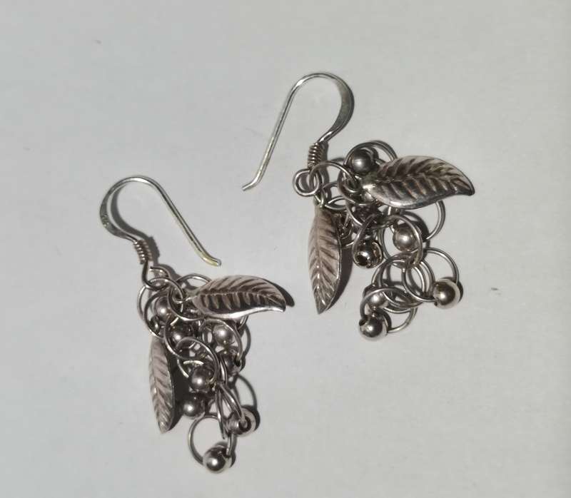 A PAIR OF DANGLING 925 SIVER EARRINGS. STAMPED. TOTAL WEIGHT: 4.76 GRAMS.