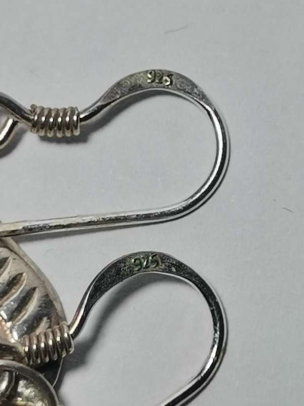 A PAIR OF DANGLING 925 SIVER EARRINGS. STAMPED. TOTAL WEIGHT: 4.76 GRAMS.
