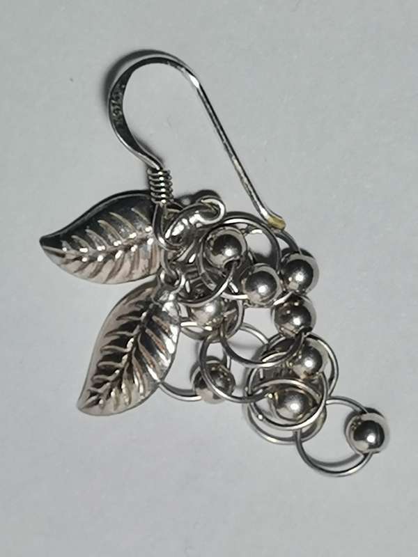 A PAIR OF DANGLING 925 SIVER EARRINGS. STAMPED. TOTAL WEIGHT: 4.76 GRAMS.
