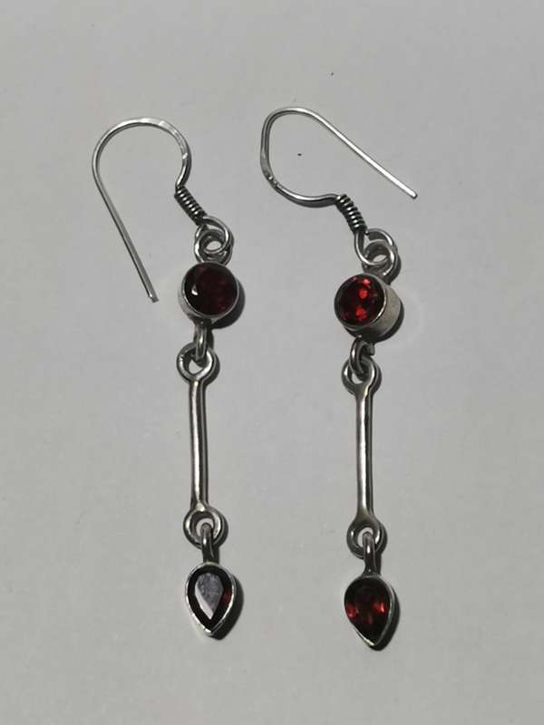 A PAIR OF RED STONE DANGLING 925 SIVER EARRINGS. STAMPED. TOTAL WEIGHT: 3.35 GRAMS.