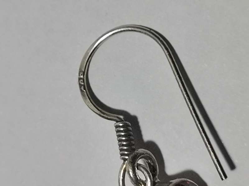 A PAIR OF RED STONE DANGLING 925 SIVER EARRINGS. STAMPED. TOTAL WEIGHT: 3.35 GRAMS.
