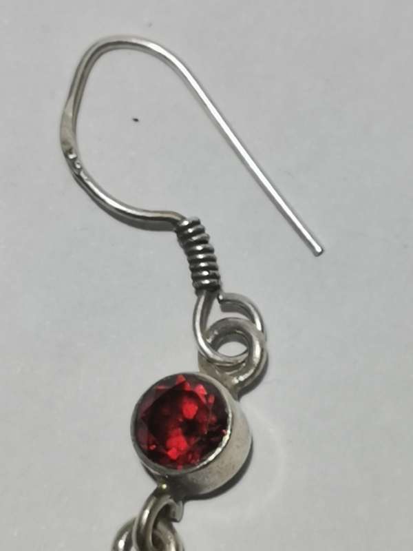 A PAIR OF RED STONE DANGLING 925 SIVER EARRINGS. STAMPED. TOTAL WEIGHT: 3.35 GRAMS.