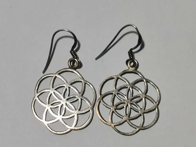A PAIR OF GEOMETRIC 925 SIVER EARRINGS. STAMPED. TOTAL WEIGHT: 4.48 GRAMS.