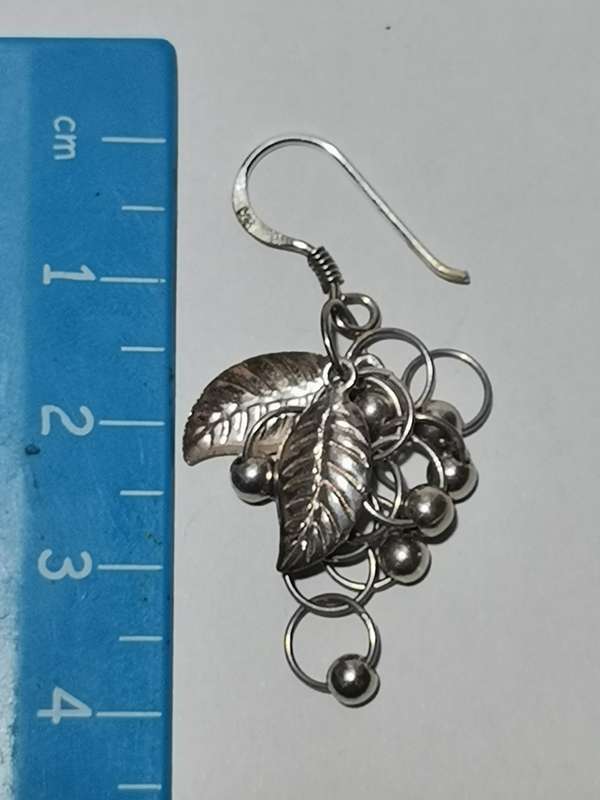 A PAIR OF DANGLING 925 SIVER EARRINGS. STAMPED. TOTAL WEIGHT: 4.76 GRAMS.