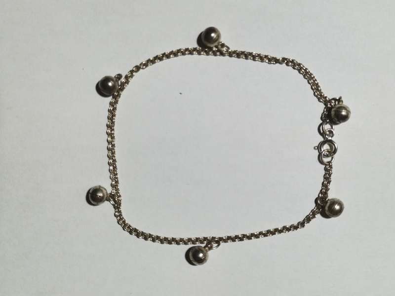 STERLING SILVER BELL BRACELET. STAMPED. WEIGHT: 6.16 GRAMS.