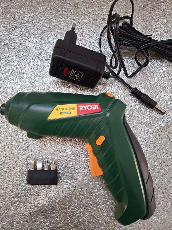 DRILL AND SCREWDRIVER SET