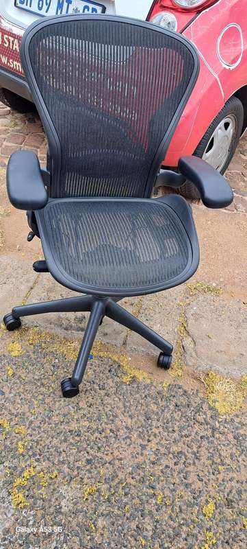 HERMAN MILLER AERON CHAIR