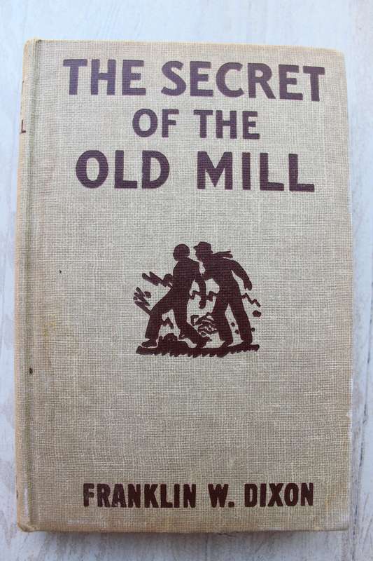 The Secret of the Old Mill - Hardy Boys / Dixon