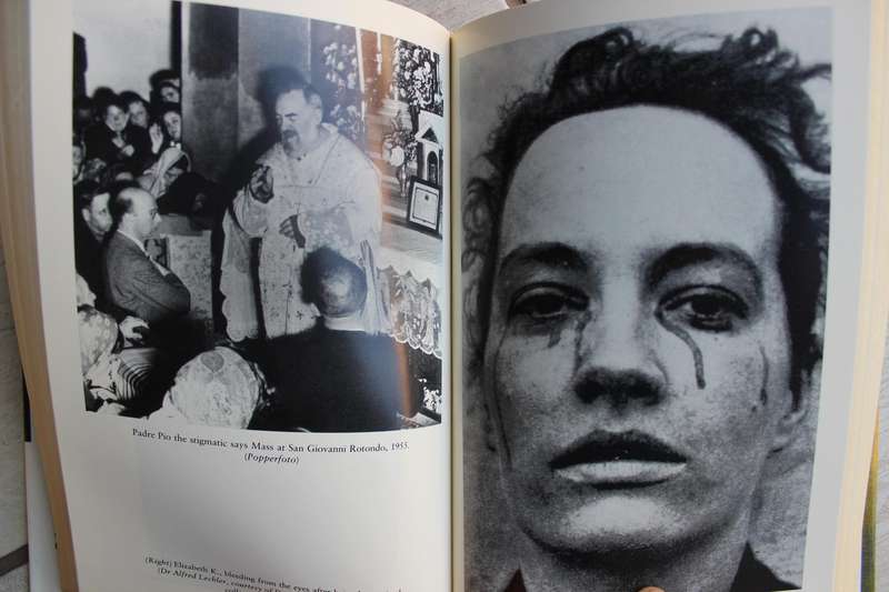 POWERS OF DARKENESS , POWERS OF LIGHT - TRAVELS IN SEARCH OF MIRACULOUS AND DEMONIC / Cornwell