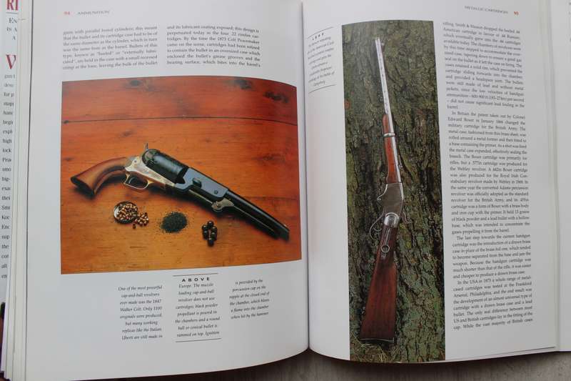 Encyclopedia of Handguns & Rifles - Comprehensive guide to firearms / Connolly