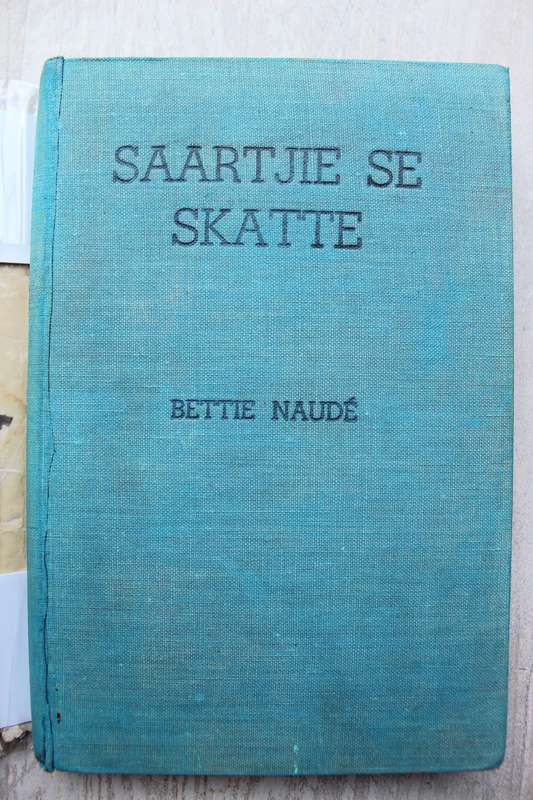 SAARTJIE SE SKATTE, NR 10 - BETTIE NAUDE met oorspronklike stofjas