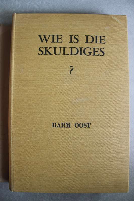 Wie is die Skuldiges ? -- Harm Oost