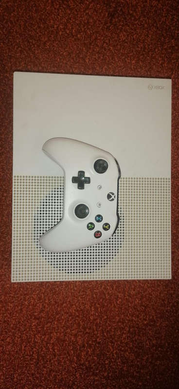 Xbox one s with one controller