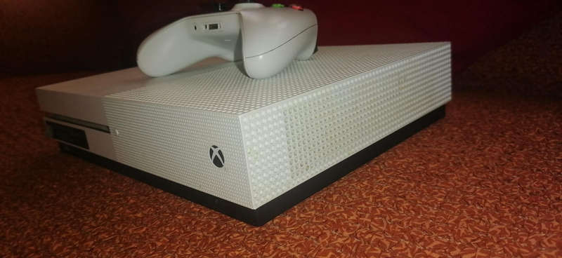 Xbox one s with one controller