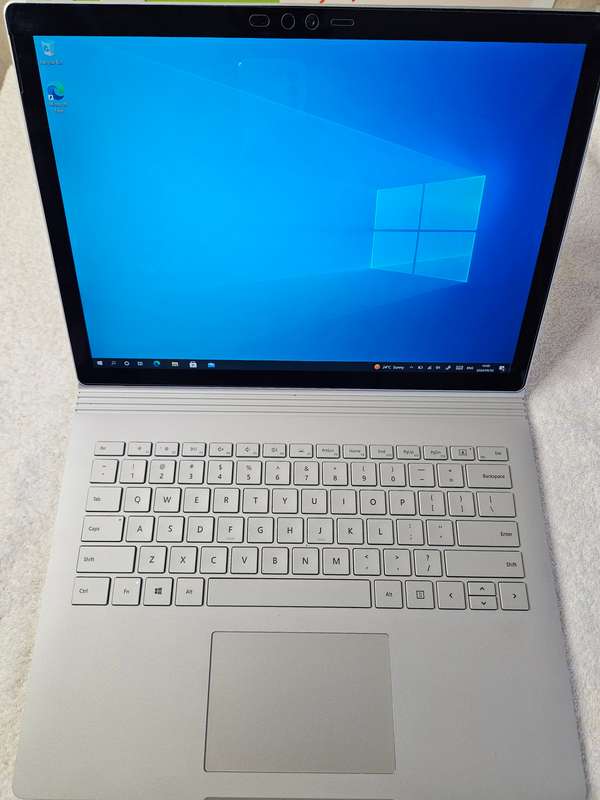 Microsoft Surface Book 2 - 2 in 1 - i5 7th Gen - 8GB - 256 SSD - Touch Screen - Excellent